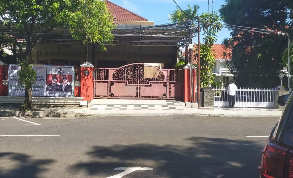 Banner Machfud Arifin-Mujiaman yang terpasang di rumah Imam Sunardi, tepat di samping rumah dinas Wali Kota Risma