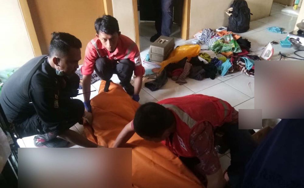 Petugas mengevakuasi jasad wanita yang tewas dibunuh di Surabaya