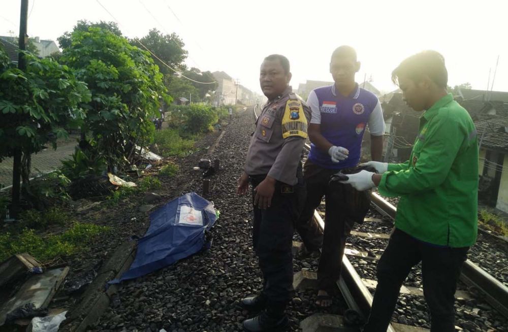 Petugas mengevakuasi jasad pria asal Gresik yang tewas tersambar kereta api di Kota Mojokerto