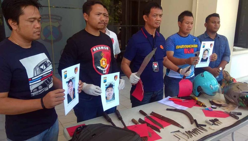 AKBP Sudamiran dan Tim Resmob membeber barang bukti kejahatan tiga bandit yang ditembak mati