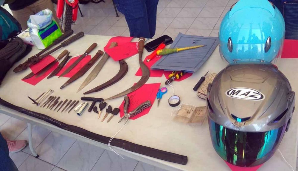 Senjata tajam dan barang bukti lain di beber di Mapolrestabes Surabaya