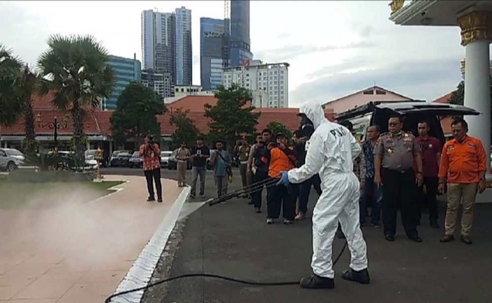 Tim Kimia Biologi Radioaktif Polda Jatim disiagakan di Gedung Negara Grahadi, Jalan Gubernur Suryo, Surabaya