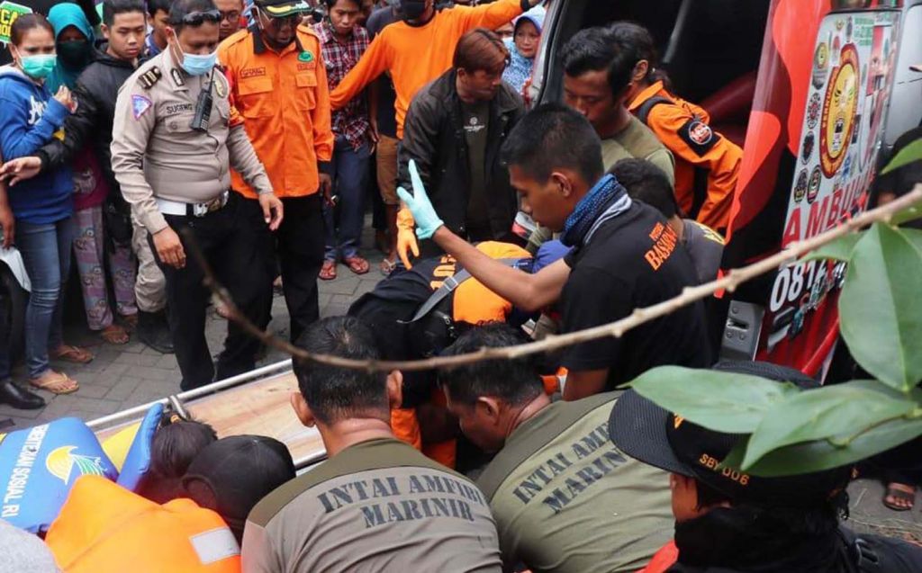 Proses evakuasi pemuda yang ditemukan tewas tenggelam di Sungai Buntung, Sidoarjo 