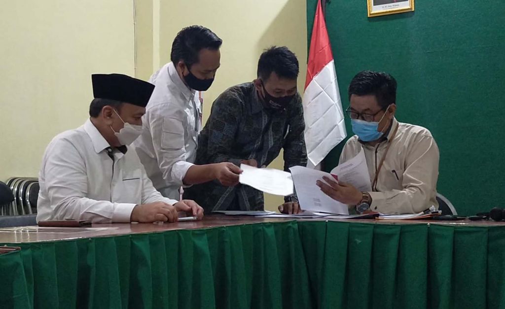 Timses MA-Mujiaman saat melapor ke Bawaslu Surabaya