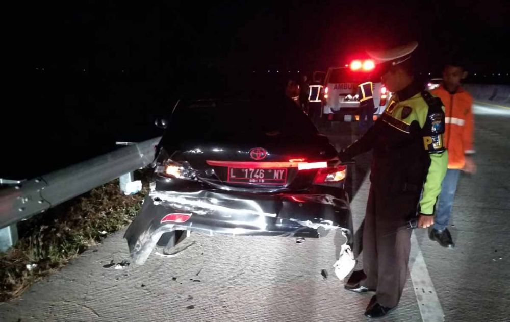 Mobil Toyota Vios ringsek setelah menabrak Mobilio di Tol Madiun-Ngawi