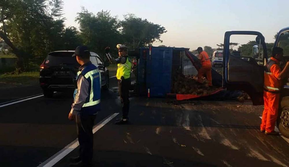 Truk bermuatan kelapa terguling sebelum dievakuasi