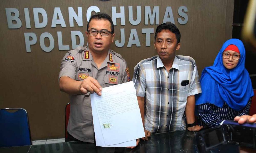Koordinator Tour Jihad 22 Mei Surabaya-Jakarta, Muhammad Roni (tengah) bersama rekannya Feni Lestari di Mapolda Jatim 