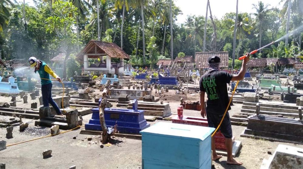 Komplek makam di Dusun Kedungsumur, Desa Kedunggebang, Kecamatan Tegaldlimo, Kabupaten Banyuwangi disemprot disinfektan