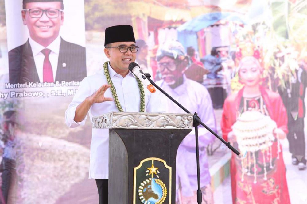 Bupati Abdullah Azwar Anas mengapresiasi tradisi petik laut yang digelar para nelayan di pesisir Lampon, Banyuwangi