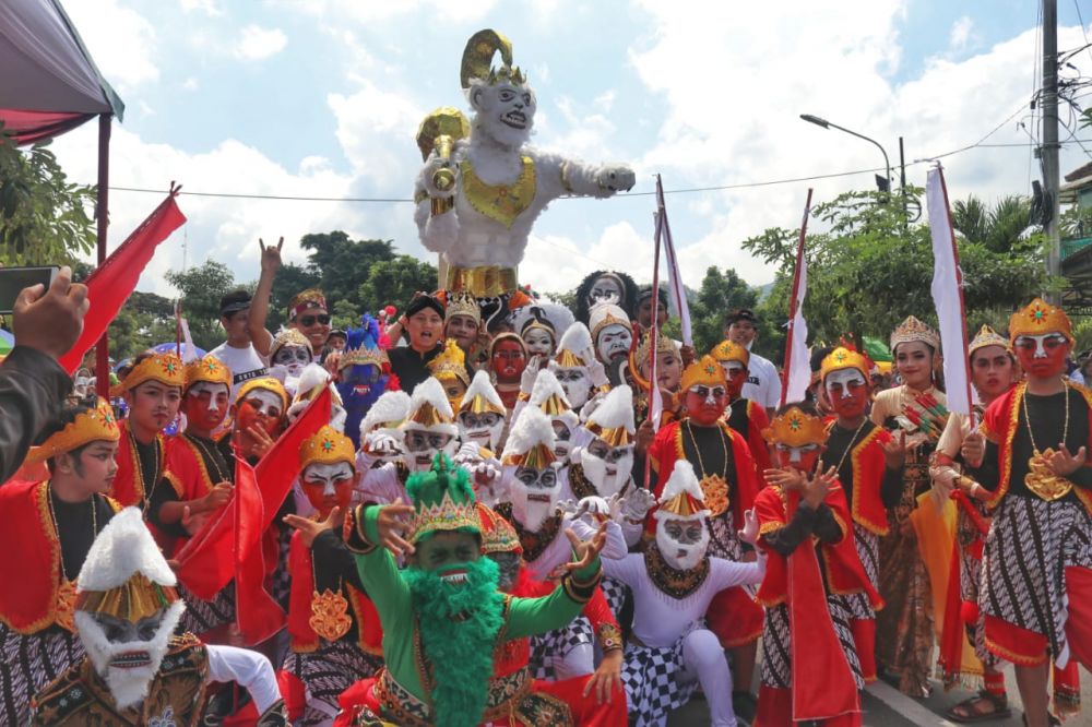 Kemeriahan Pawai Etnik Carnival di Trenggalek