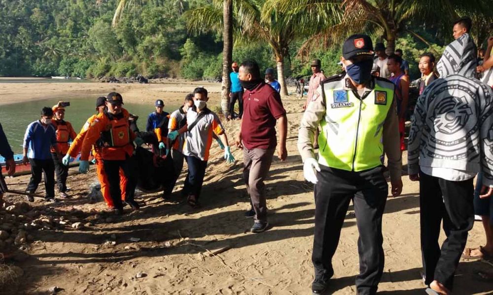 Petugas mengevakuasi jasad pemancing yang hilang setelah jatuh dari tebing di Trenggalek