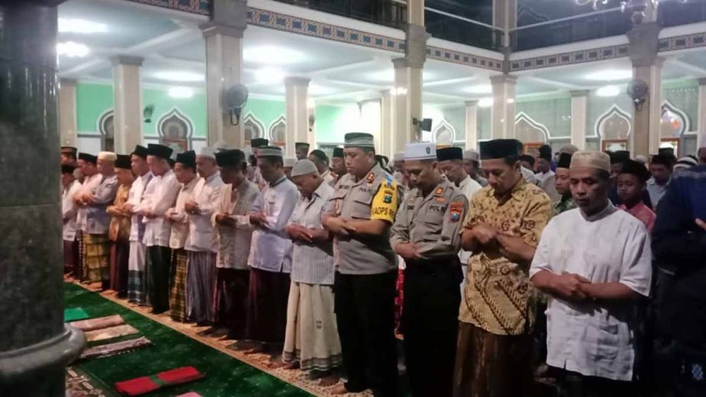 Kapolres Trenggalek AKBP Didit Bambang Wibowo saat mengikuti Salat Gaib di Masjid Agung Baiturrohman