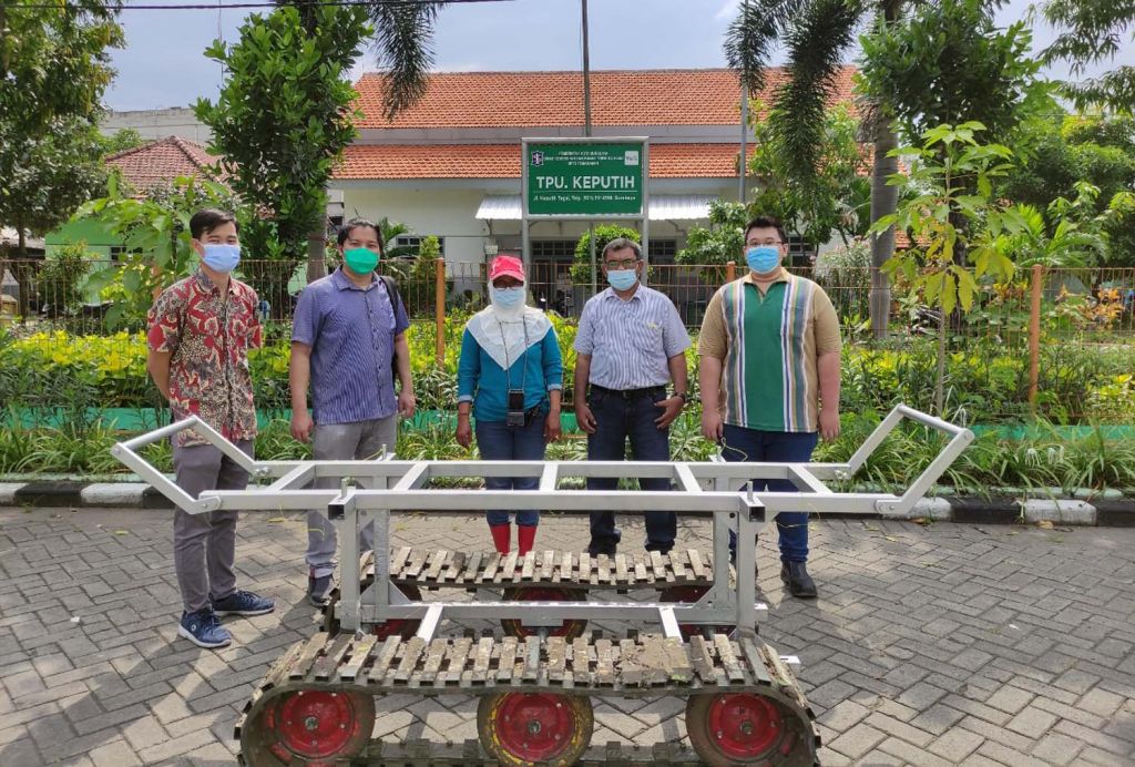 Troli peti jenazah korban Covid-19 karya UK Petra Surabaya disumbangkan kepada petugas pemakaman TPU Keputih