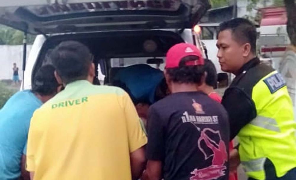 Petugas menolong kernet Truk Pertamina yang terluka akibat kecelakaan di Jombang
