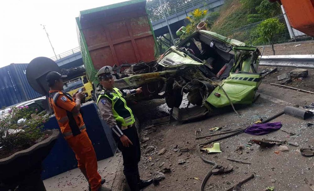  Dump  Truk  Seruduk Dua Kendaraan di Gate Tol Sidoarjo  Satu 