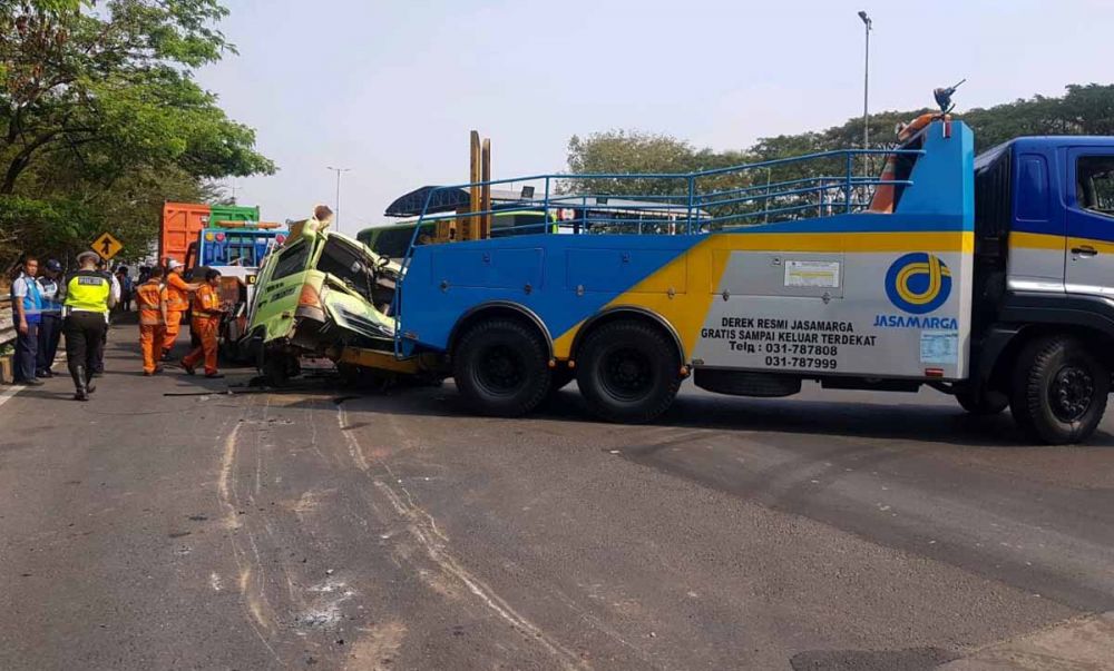 Evakuasi kendaraan yang terlibat kecelakaan
