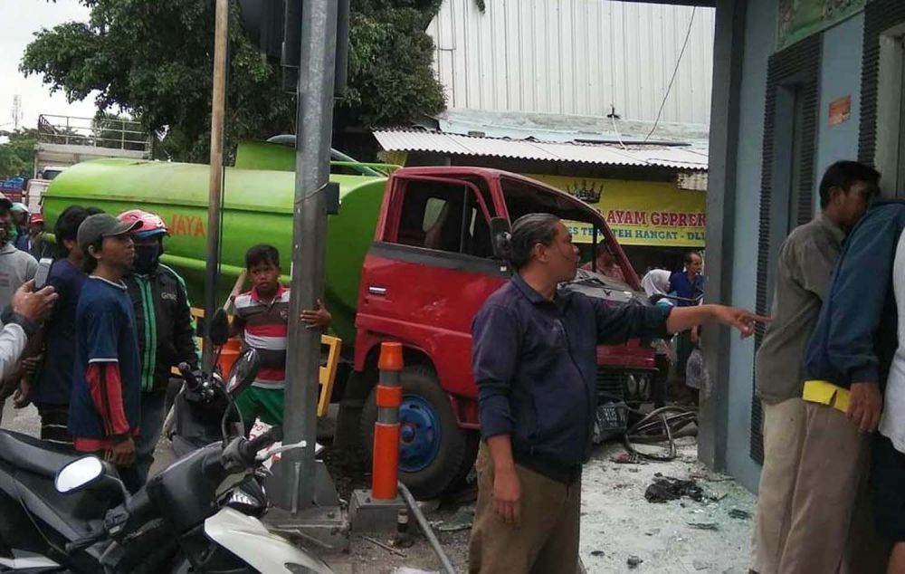  Truk  Tangki  Seruduk 2 Kendaraan di Surabaya  1 Orang Tewas 