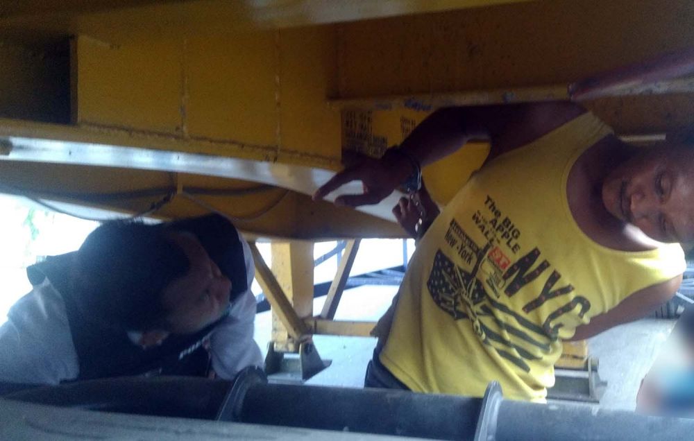 Polisi menemukan empat paket sabu pada sasis truk trailer yang dihentikan di Kota Probolinggo