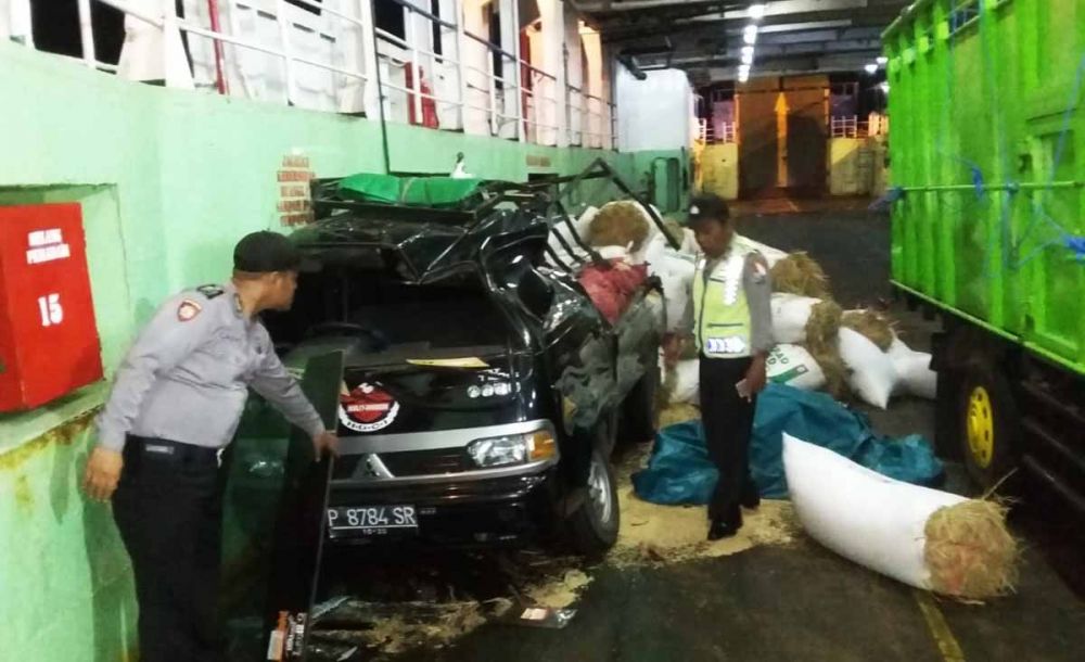 Salah satu mobil yang ringsek tertimpa truk