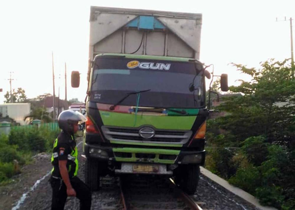 Truk tronton saat berada di jalur rel kereta api