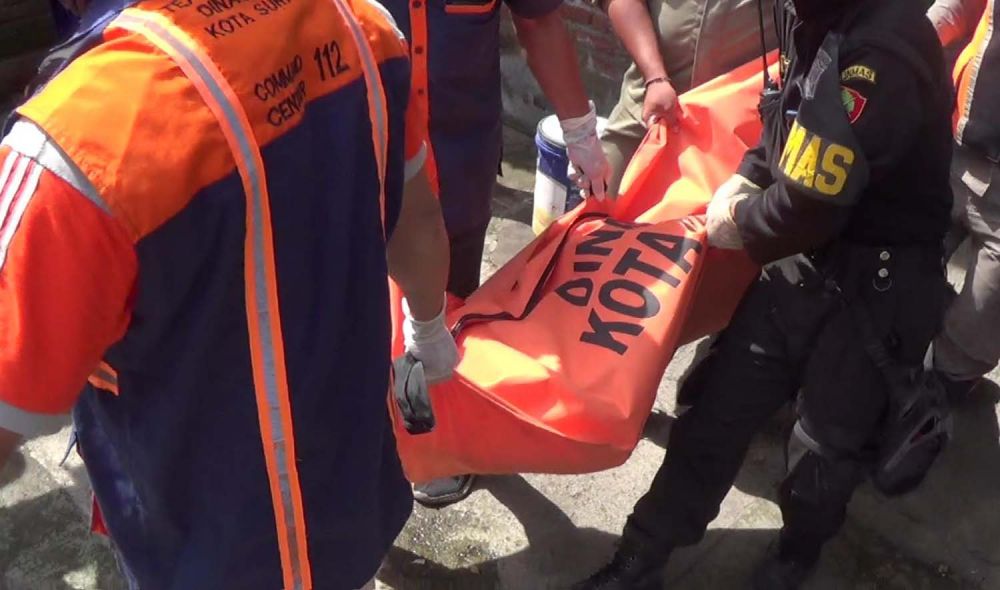Jasad wanita tukang pijat di Surabaya yang ditemukan tewas telanjang dievakuasi ke Kamar Mayat RSU dr Soetomo