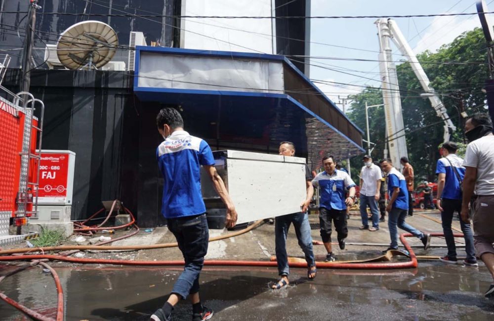 Sejumlah karyawan UFO Elektonik menyelamatkan barang