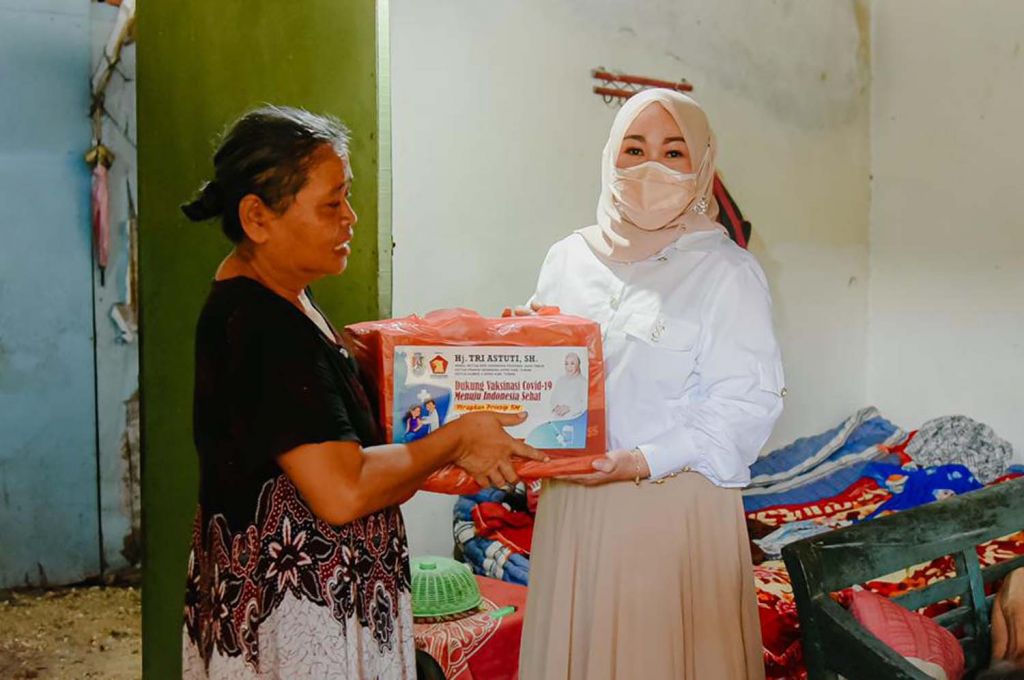 URLC Gerindra Jatim juga membagikan paket sembako di Tuban