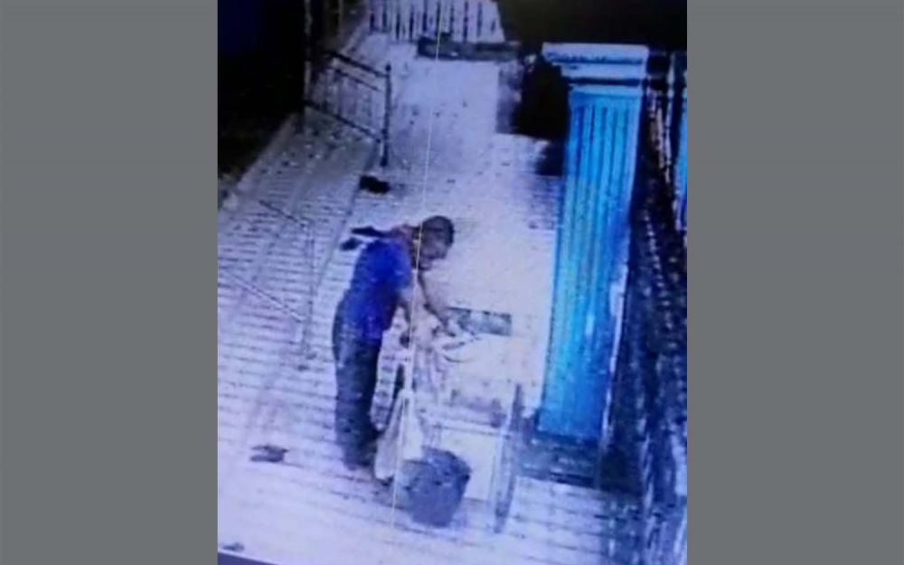 Pencuri uang Mbah Hawati terekam kamera CCTV salah satu masjid di Dinoyo, Surabaya