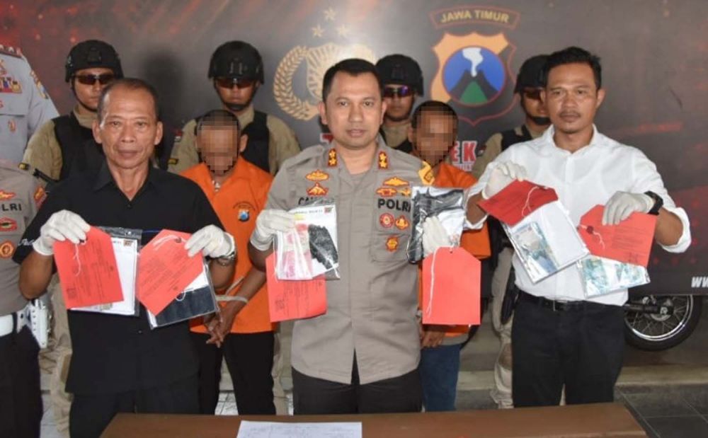 Dua tersangka diamankan berikut barang bukti uang palsu di Mapolres Trenggalek