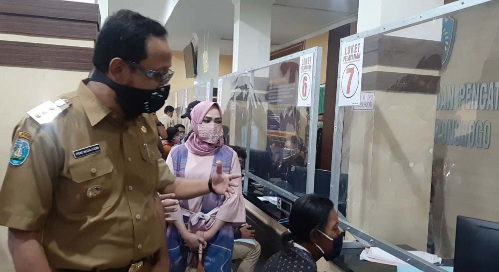 Bupati Ipong saat mengecek uji coba penerapan new normal di kantor pelayanan publik Ponorogo