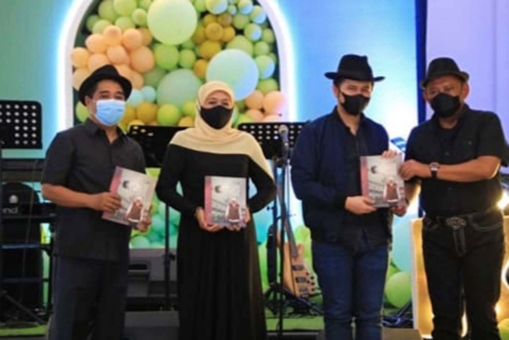 Gubernur Khofifah menerima buku karya Dr Suko Widodo saat acara ulang tahun tersebut
