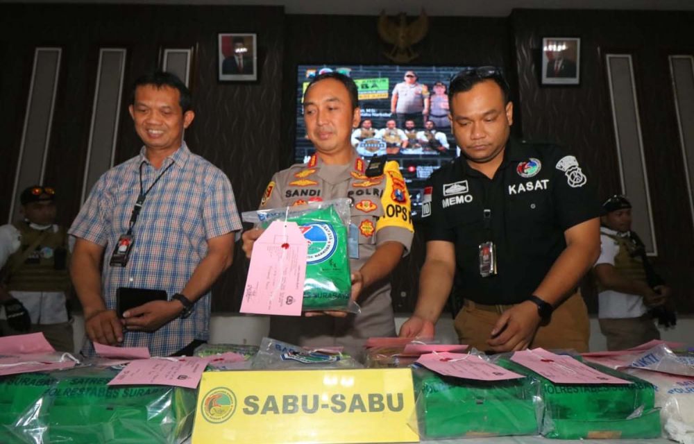 Kapolrestabes Surabaya Kombes Pol Sandi Nugroho (tengah), Kasat Resnarkoba AKBP Memo Ardian (kanan) dan Kasatreskrim AKBP Sudamiran