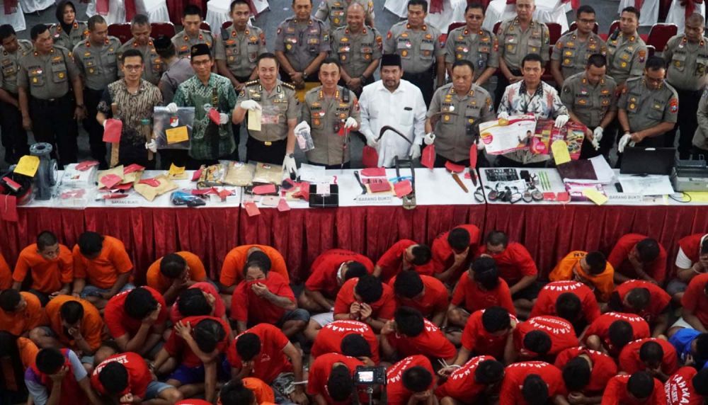 Kabid Humas Polda Jatim Kombespol Trunoyudo Wisnu Andiko dan Kapolrestabes Surabaya Kombes Pol Sandi Nugroho memimpin gelar ungkap kasus awal Tahun 2020