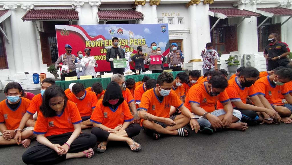 Para tersangka dan barang bukti dibeber di Mapolrestabes Surabaya