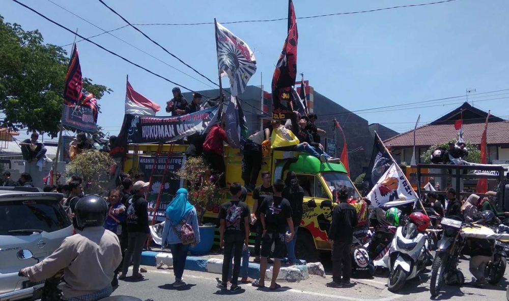 Ratusan anggota PSHT menggelar aksi dukungan dalam sidang tuntutan pembunuhan juragan rongsokan Mojokerto. Mereka merupakan teman seperguruan korban