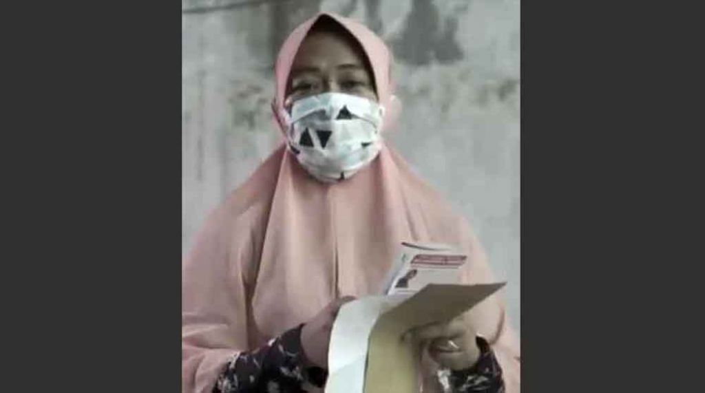 Capture video pengakuan ibu-ibu di Surabaya yang menerima surat dari Wali Kota Risma