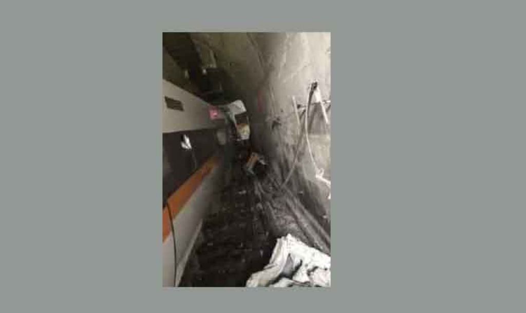 Kereta Api di Taiwan yang mengalami kecelakaan dan terjebak di terowongan (Foto: Ministry of Interior, National Fire Departmen via Republika) 