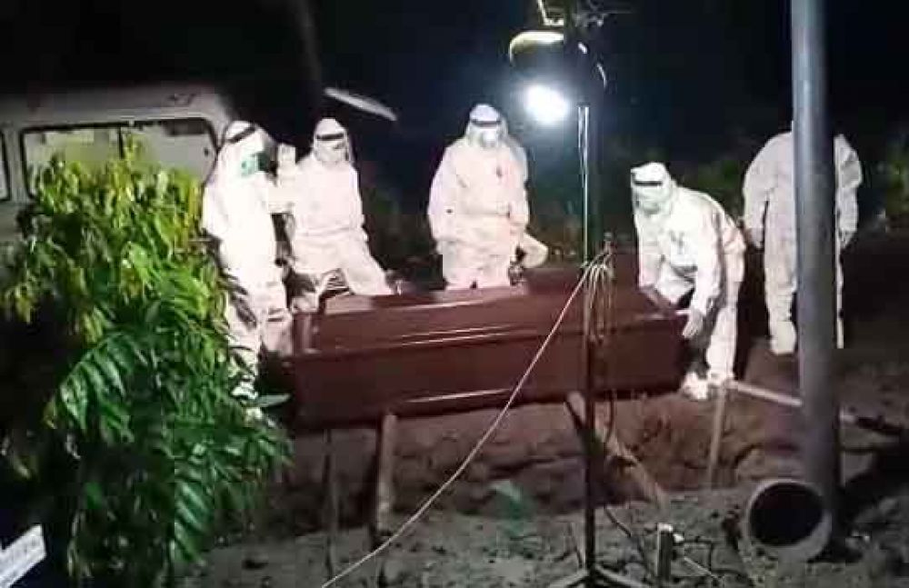 Proses pemakaman warga yang positif Virus Corona di Sidoarjo