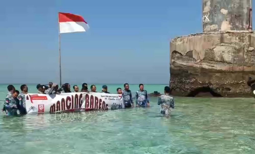 Komunitas Mancing  Mania Pasuruan (MMP) menggelar upacara peringatan HUT ke-75 RI di Spot Karang Kokop