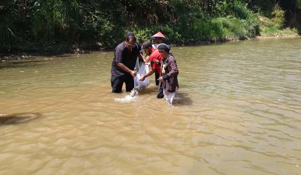 Warga Desa Sukosari, Kecamatan Babadan, Kabupaten Ponorogo menebar benih ikan di Sungai Danyang usai menggelar upacara HUT ke-75 RI