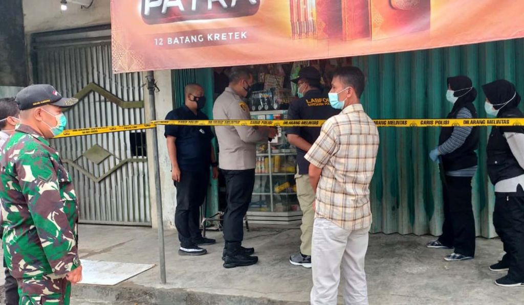 Kapolres Blitar, AKBP Leonard Sinambela saat berada di TKP perampokan disertai pembunuhan