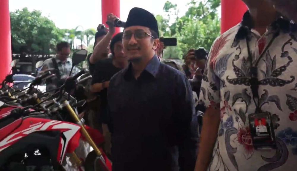 Ustaz Yusuf Mansur saat tiba di Gedung Anindita Polrestabes Surabaya