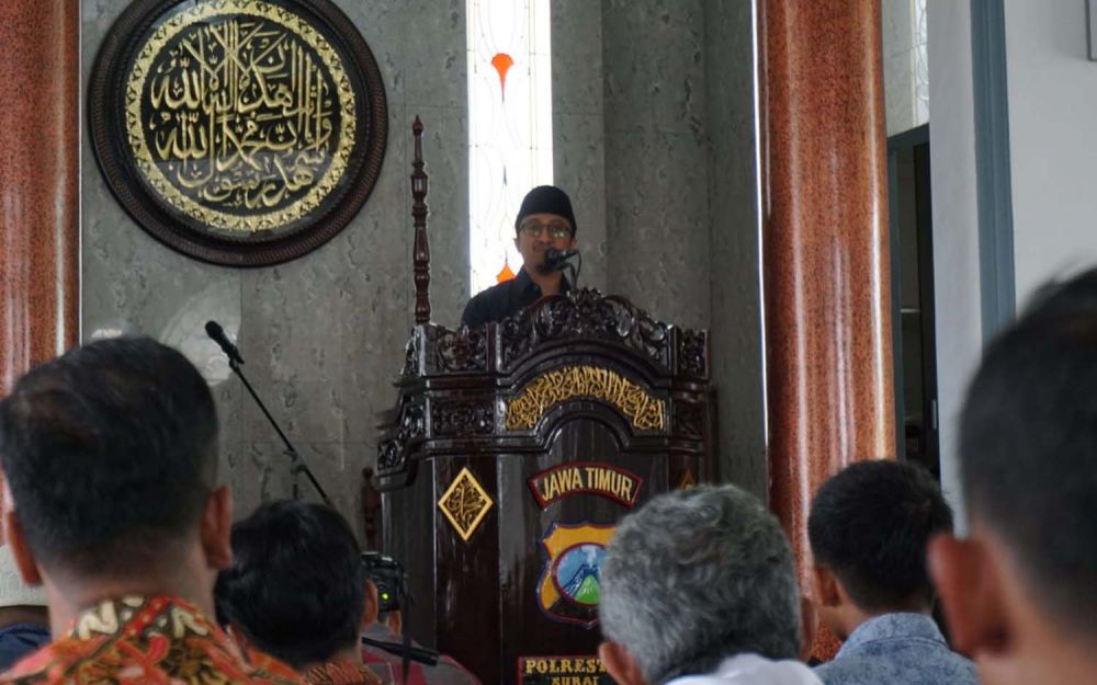 Ustaz Yusuf Mansur cermah di depan ratusan polisi di Masjid Baiturrahman Polrestabes Surabaya