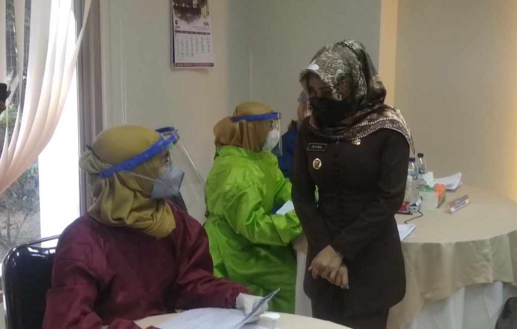 Bupati Mojokerto Ikfina Fahmawati meninjau vaksinasi pekerja pabrik di PT Roman Ceramic International