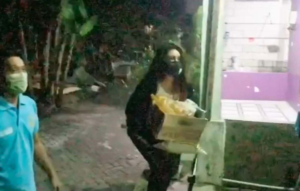 Via Vallen membagikan paket sembako ke kampung-kampung di sekitar rumahnya di Sidoarjo