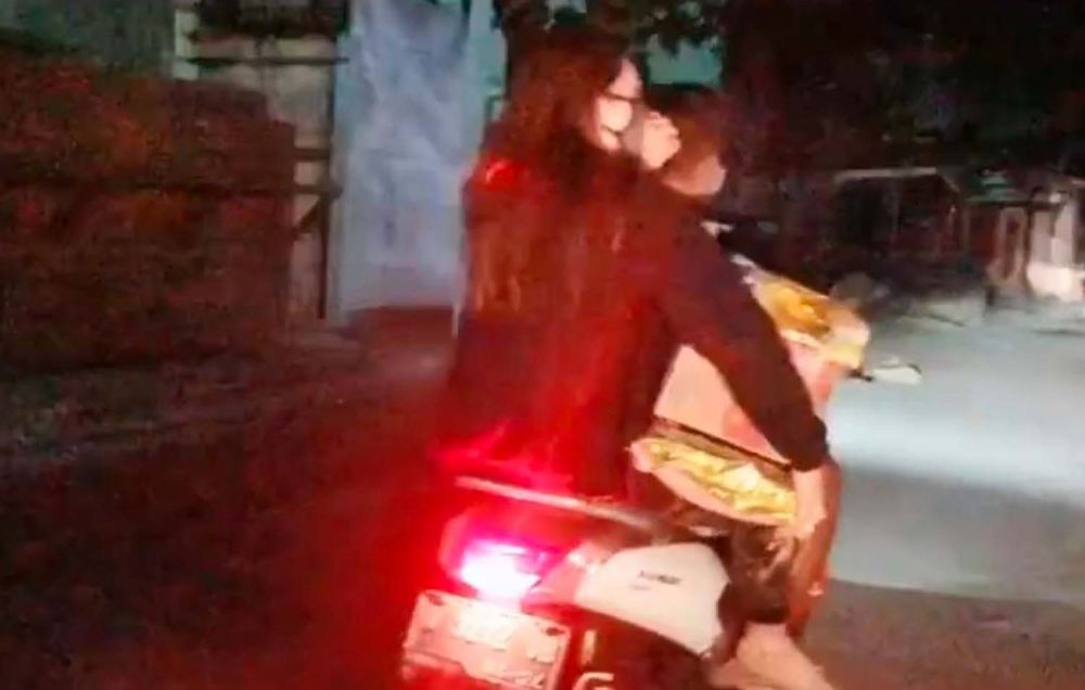 Via Vallen dibonceng motor sambil membopong paket sembako yang akan dibagikan ke warga di Sidoarjo