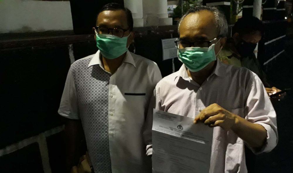 Wadir Pascasarjana UINSA Surabaya, DR. Ahmad Nur Fuad menunjukkan laporan polisi yang dibuatnya di Mapolrestabes Surabaya (Foto: Zain Ahmad/jatimnow.com)