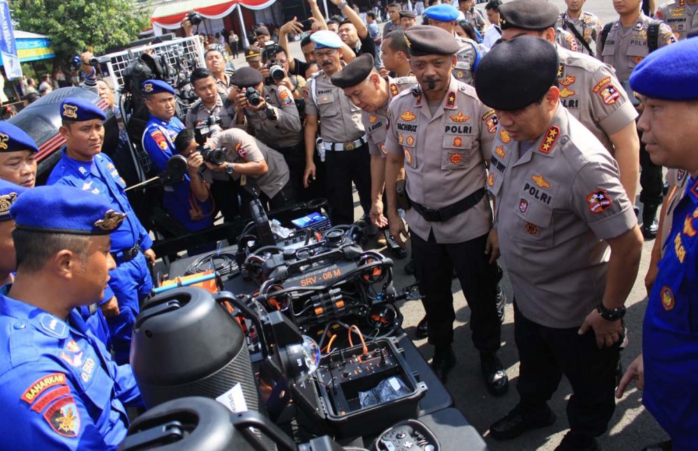Wakapolri Komjen Pol Gatot Eddy Pramono meninjau personel dan perangkat pengamanan di sela Rakernis Baharkam Polri di Pusdik Porong, Sidoarjo, Selasa (10/3/2020)