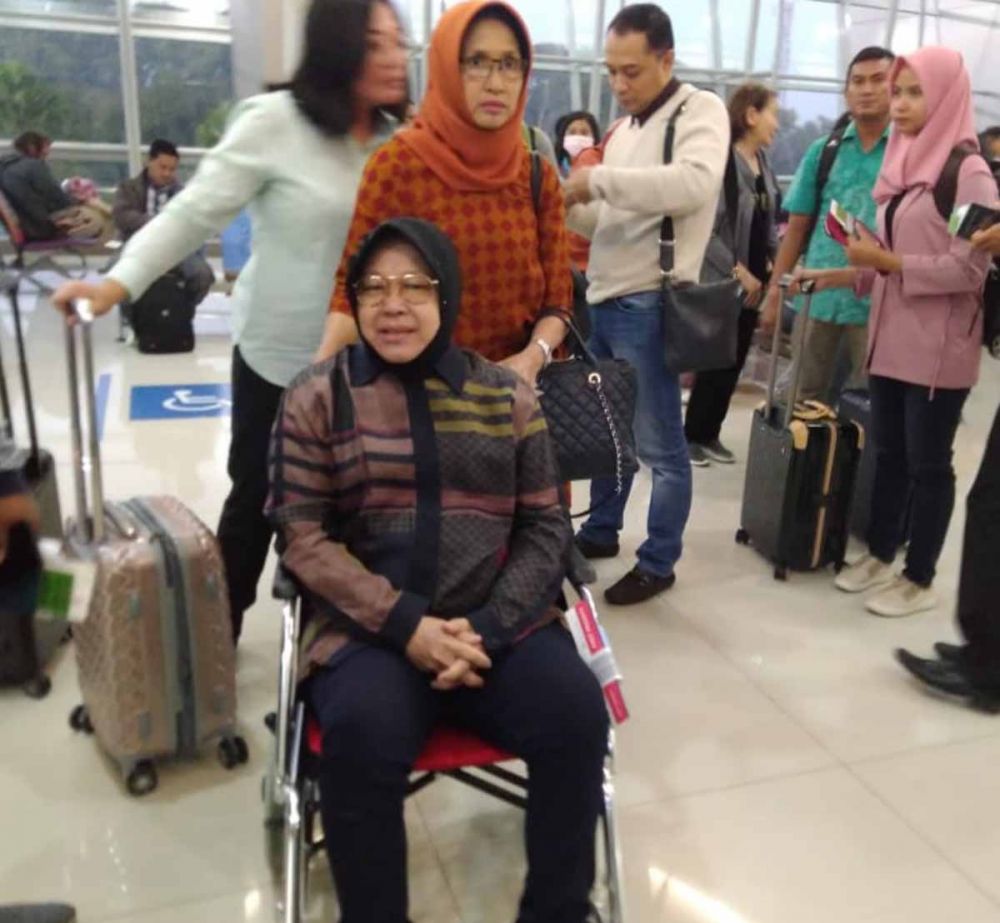 Wali Kota Risma di Bandara Internasional Juanda sebelum bertolak ke Singapura