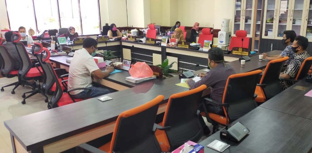 Para wali murid saat menyampaikan keluhannya di depan Komisi D DPRD Surabaya